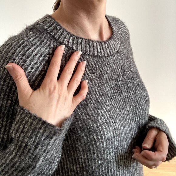 Women's Gray Long Sleeve Winter Knit Sweater Size S - Picture 3 of 6